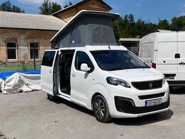 Montaža dvižne strehe s posteljo Peugeot Treveller